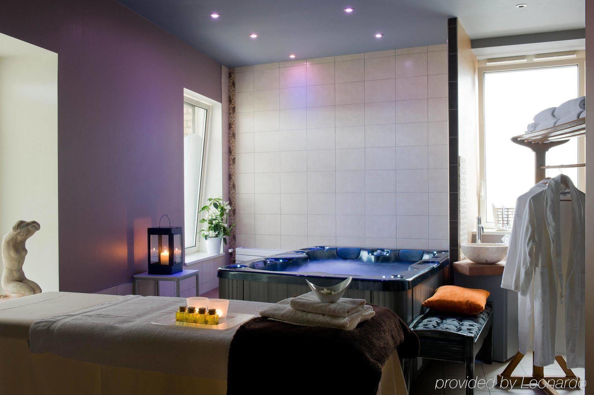 Hotel Spa Frederic Carrion Et Sa Table Gastronomique Vire  ภายนอก รูปภาพ
