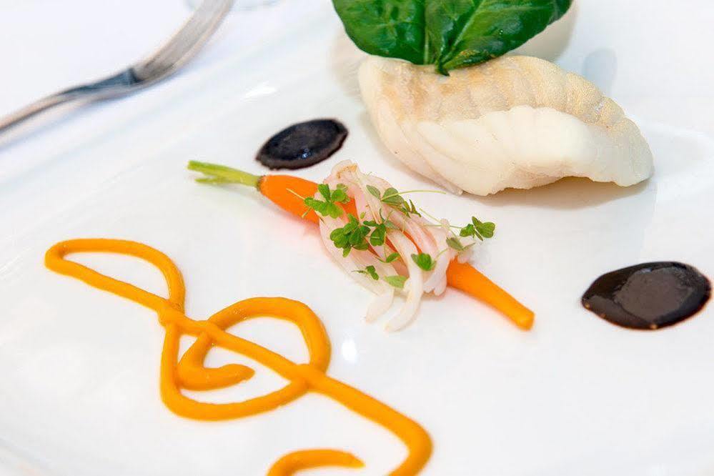 Hotel Spa Frederic Carrion Et Sa Table Gastronomique Vire  ภายนอก รูปภาพ