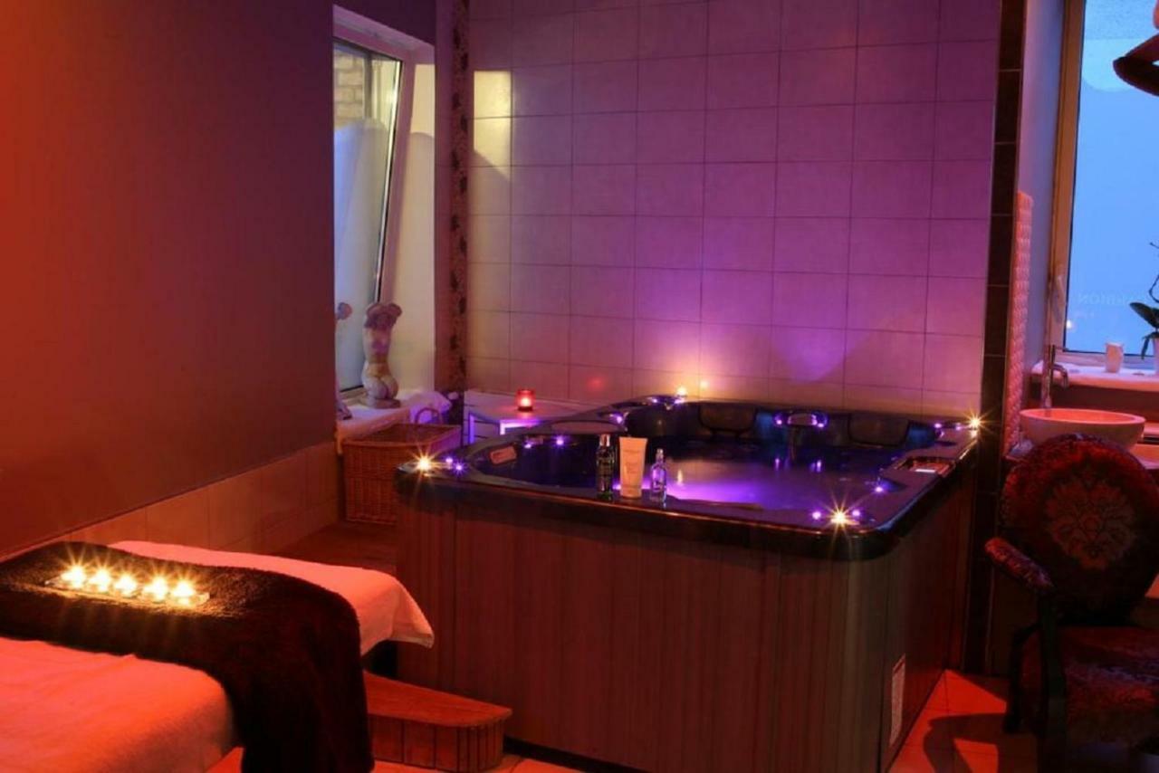 Hotel Spa Frederic Carrion Et Sa Table Gastronomique Vire  ภายนอก รูปภาพ